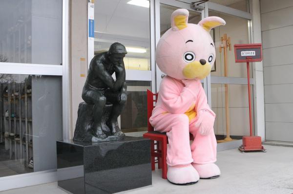 「考える人」と「考えるウサヒ」の写真