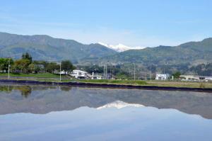 四ノ沢地内で撮影した逆さ朝日岳の写真
