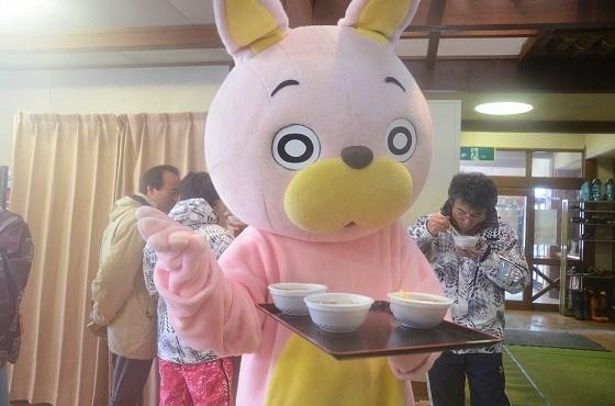 ウサヒ、餅振る舞い