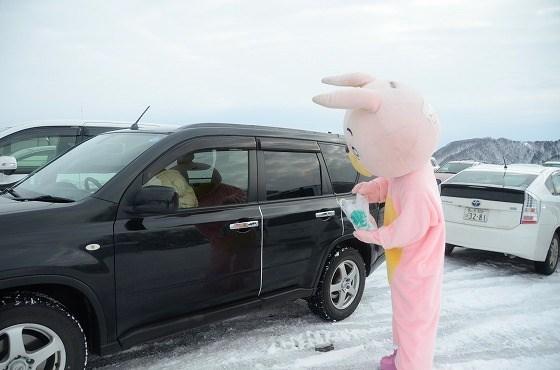 ウサヒ、りんご配り