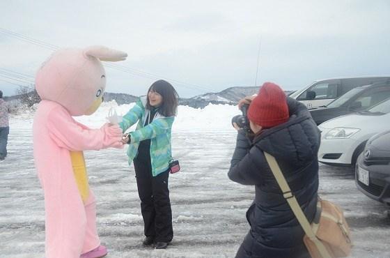 お客さん、記者、ウサヒ