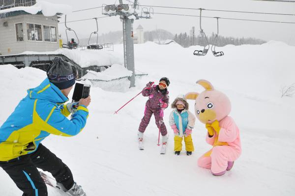 ウサヒと子どもたちの写真1