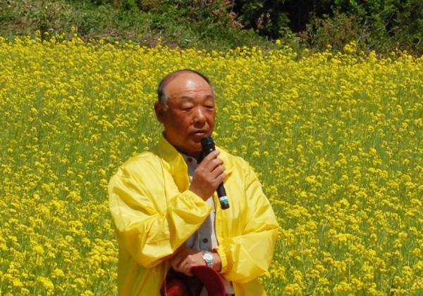 「水本菜の花協議会」の岡崎吉博会長の写真