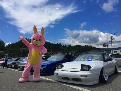 オープンカーの前でポーズ