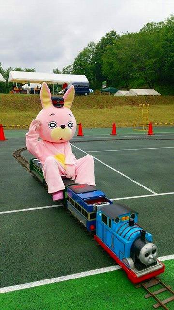 列車のアトラクションに乗るウサヒ