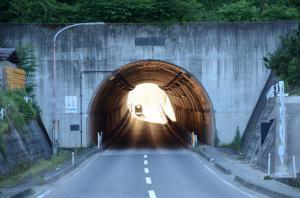 夏至前後の午後6時21分頃の太郎トンネル(夕陽の入り始め)の写真
