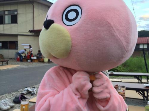 ビールを楽しむウサヒ