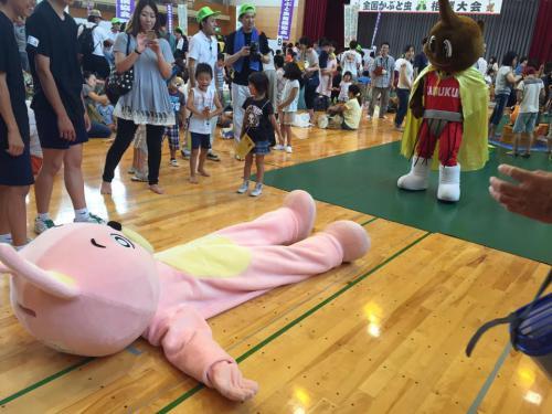 倒されるウサヒ