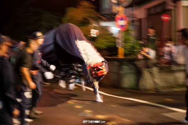 躍動している獅子舞の写真