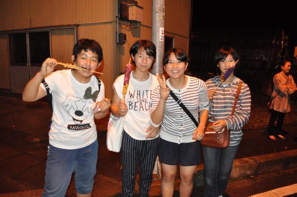 まつりを楽しんでいる地元の中学生たちの写真