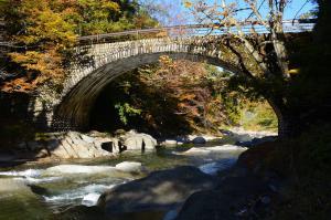紅葉とともに玉石橋を撮影した写真2
