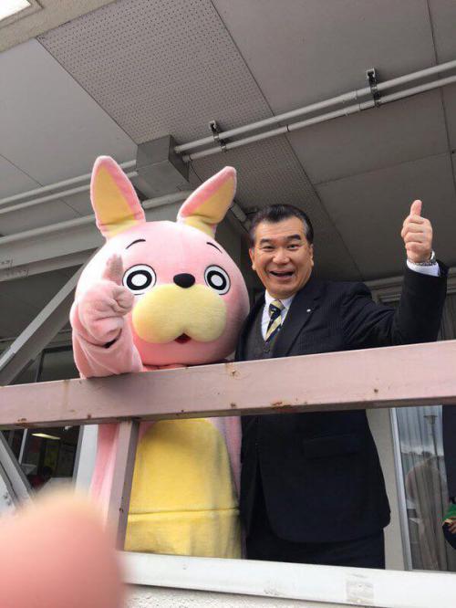 産業まつりで男性と肩を組んでポーズをとるウサヒの写真