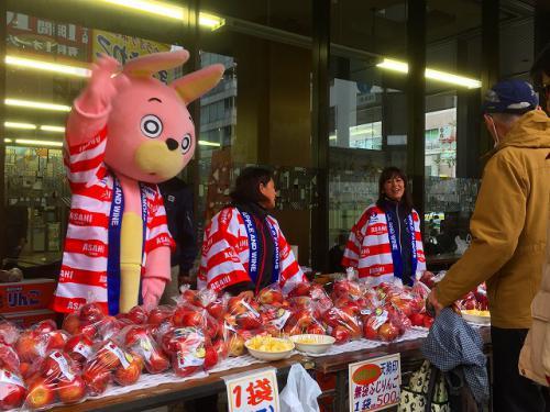 リンゴを売るウサヒ