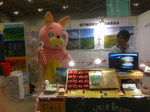 ブースに立つウサヒ