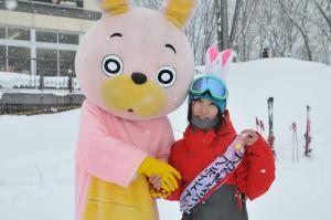 児珠藍さんとウサヒが並び握手する写真