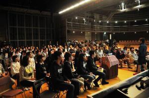171人の熱気に包まれる会場の写真