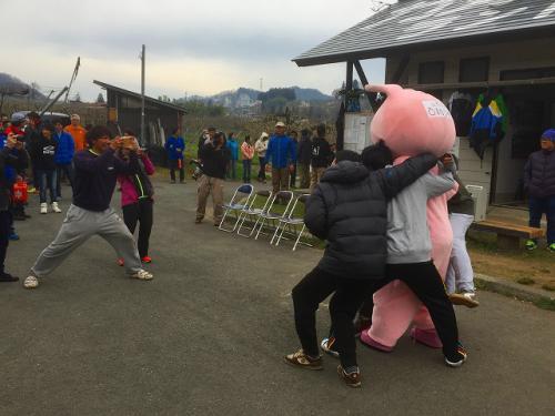 写真を撮られるウサヒ