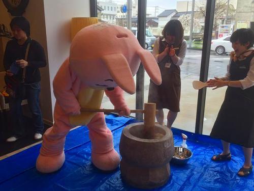 餅米をこねるウサヒ