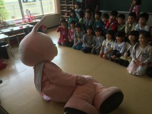 教室で寝転ぶウサヒ