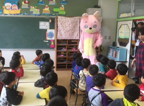 子どもたちとウサヒ