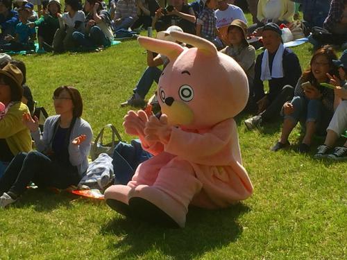 拍手するウサヒ
