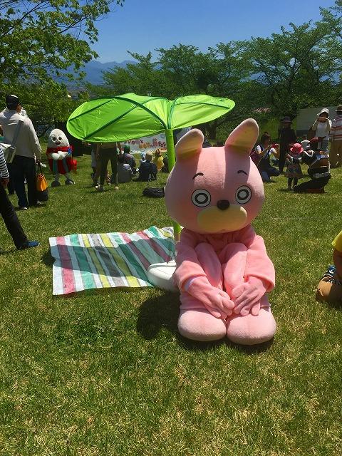 葉っぱの日傘で休むウサヒ