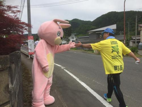 ウサヒと町長のハイタッチ