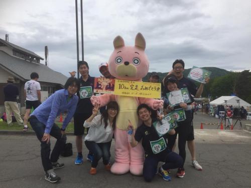 記念撮影に応じるウサヒ