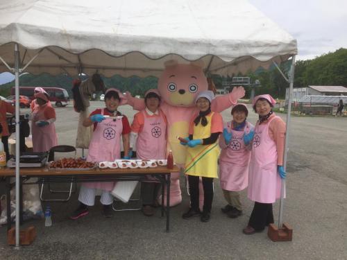 朝日町食生活改善推進協議会の皆さんとウサヒ