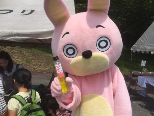オリーブオイルをすすめるウサヒ