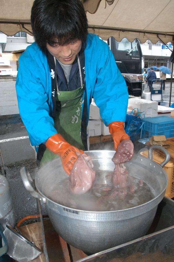 タコを茹でている写真