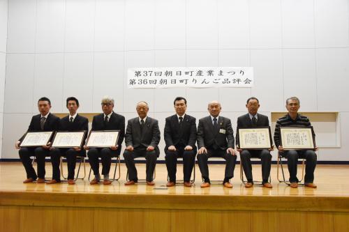受賞を受けた方々の記念撮影の写真1