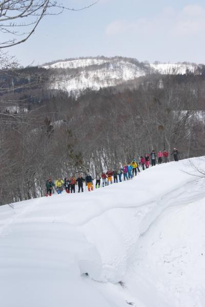 大雪庇を見る参加者一同の写真