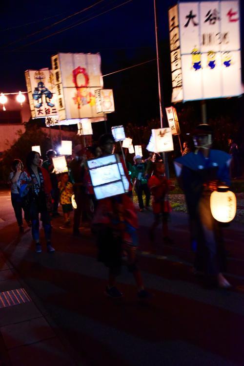 田楽提灯を持ち、地区内を練り歩く子どもたちの写真1