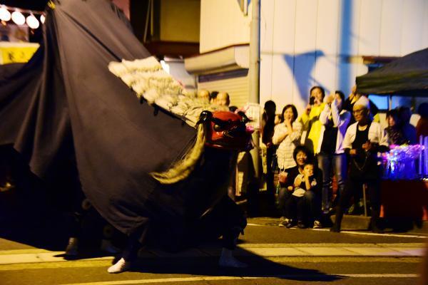 貫禄に満ちた代々神楽が暴れている写真