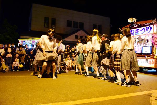 仮想をしてダンスを踊っている写真