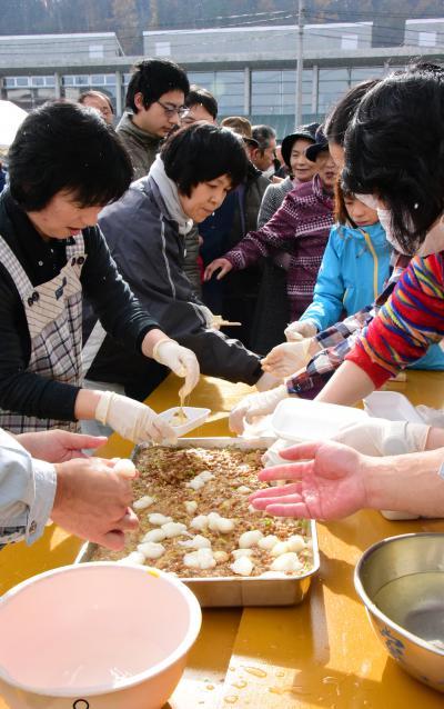 つきたての杵つき餅で料理する様子の写真
