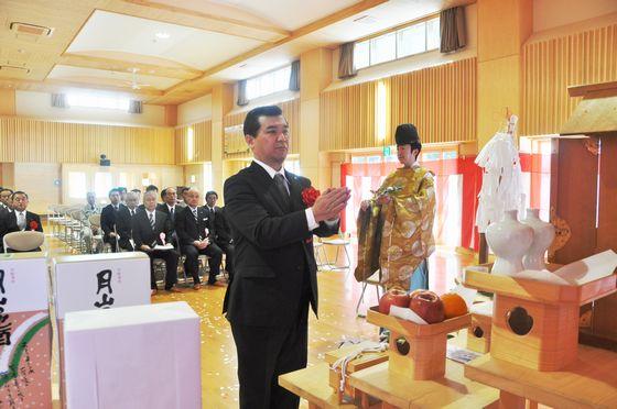 玉串を捧げている写真