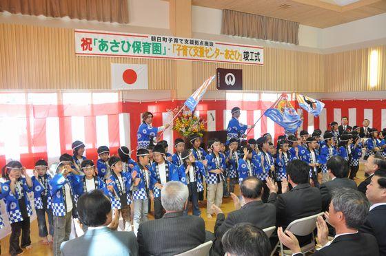 踊りを披露している園児たちの写真