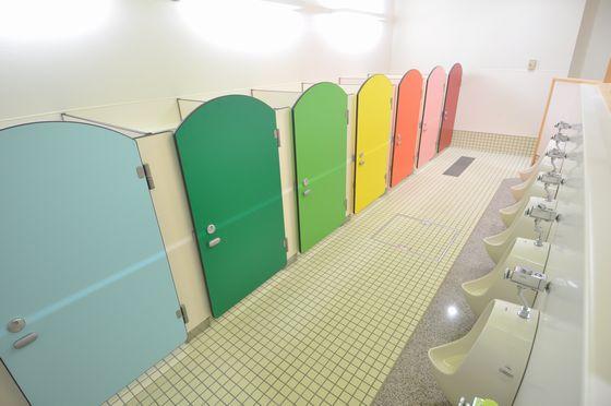 カラフルなトイレの写真