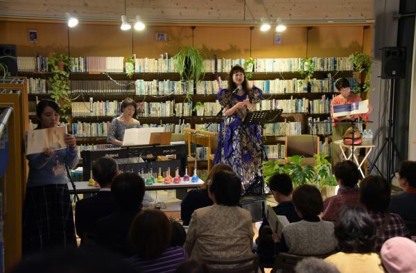 10月14日、閉館後の図書館での朗読会の写真