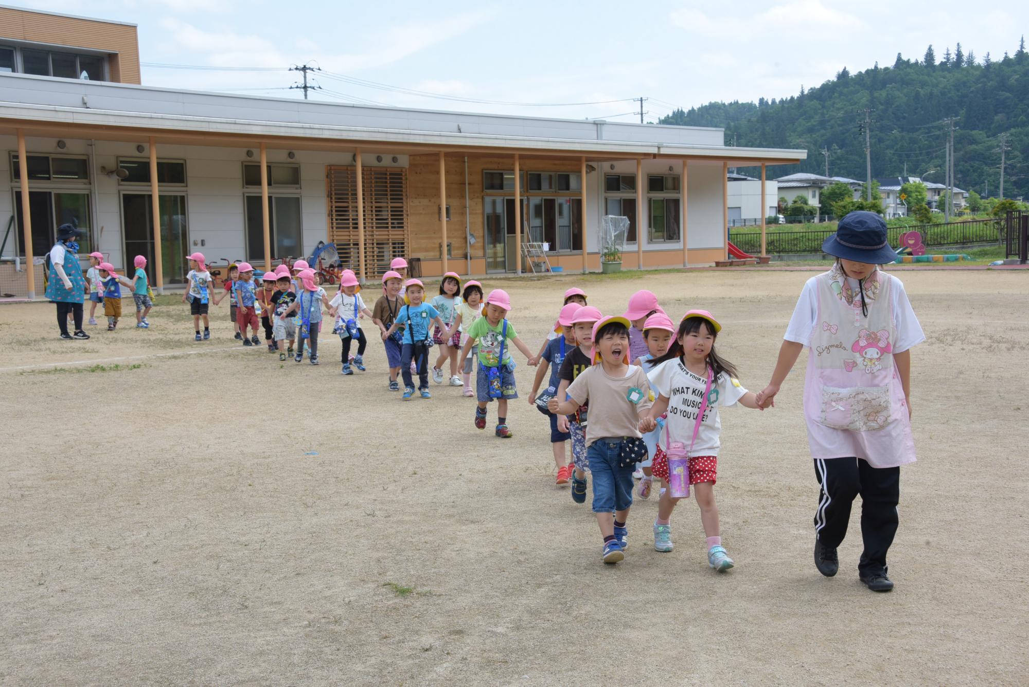 里山に向け出発する園児たち