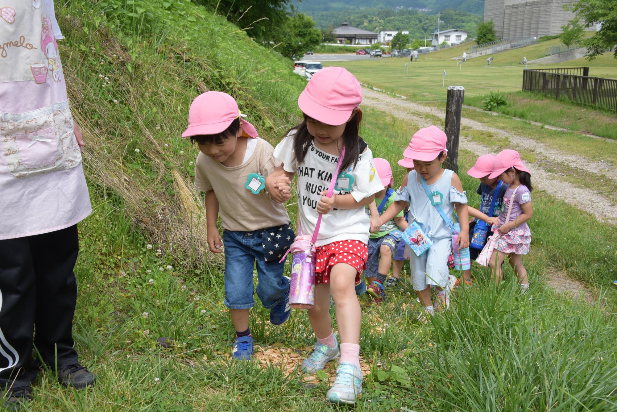 チップの上を歩きその感触を楽しむ園児たち