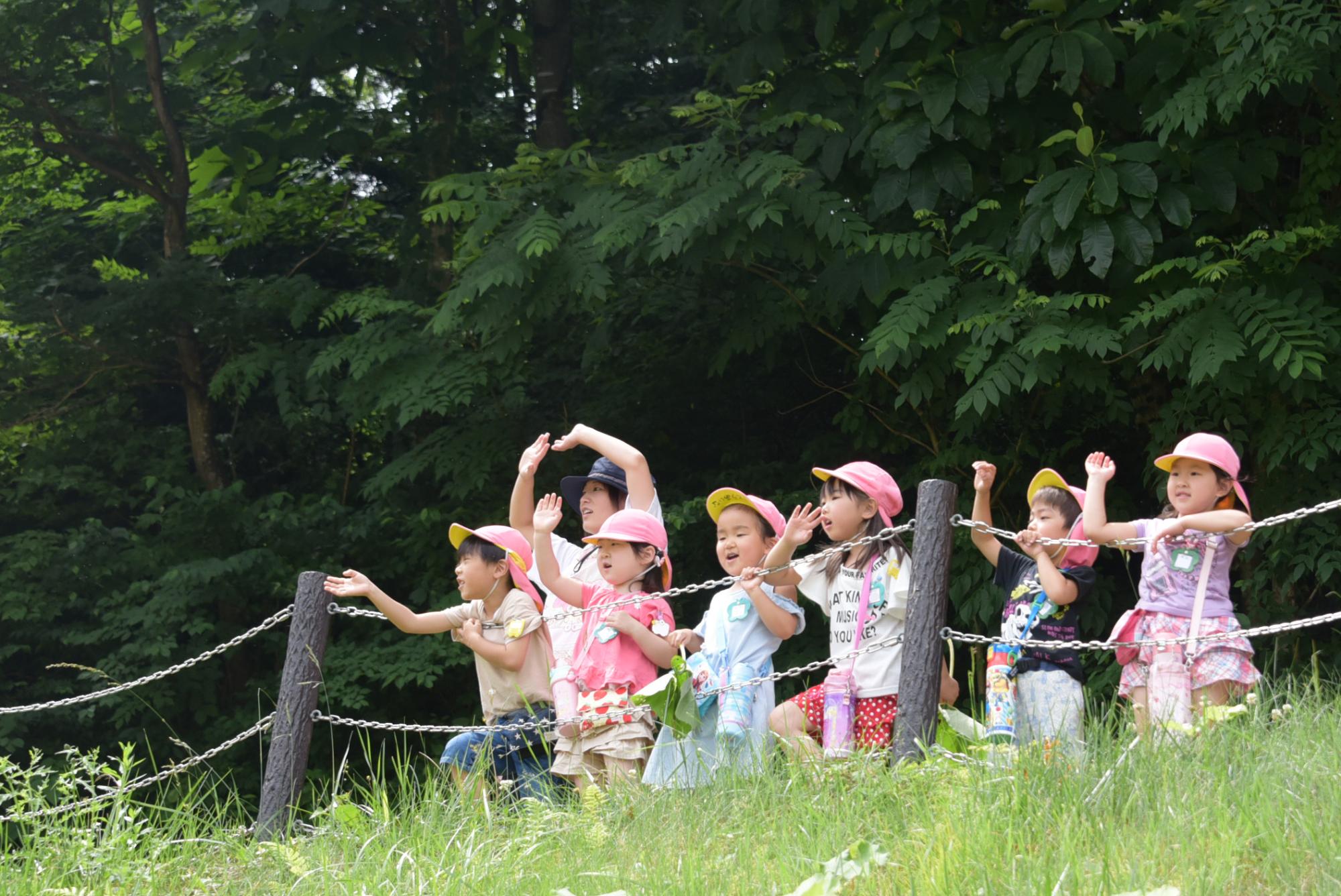 保育園のみんなに手を振る園児たち