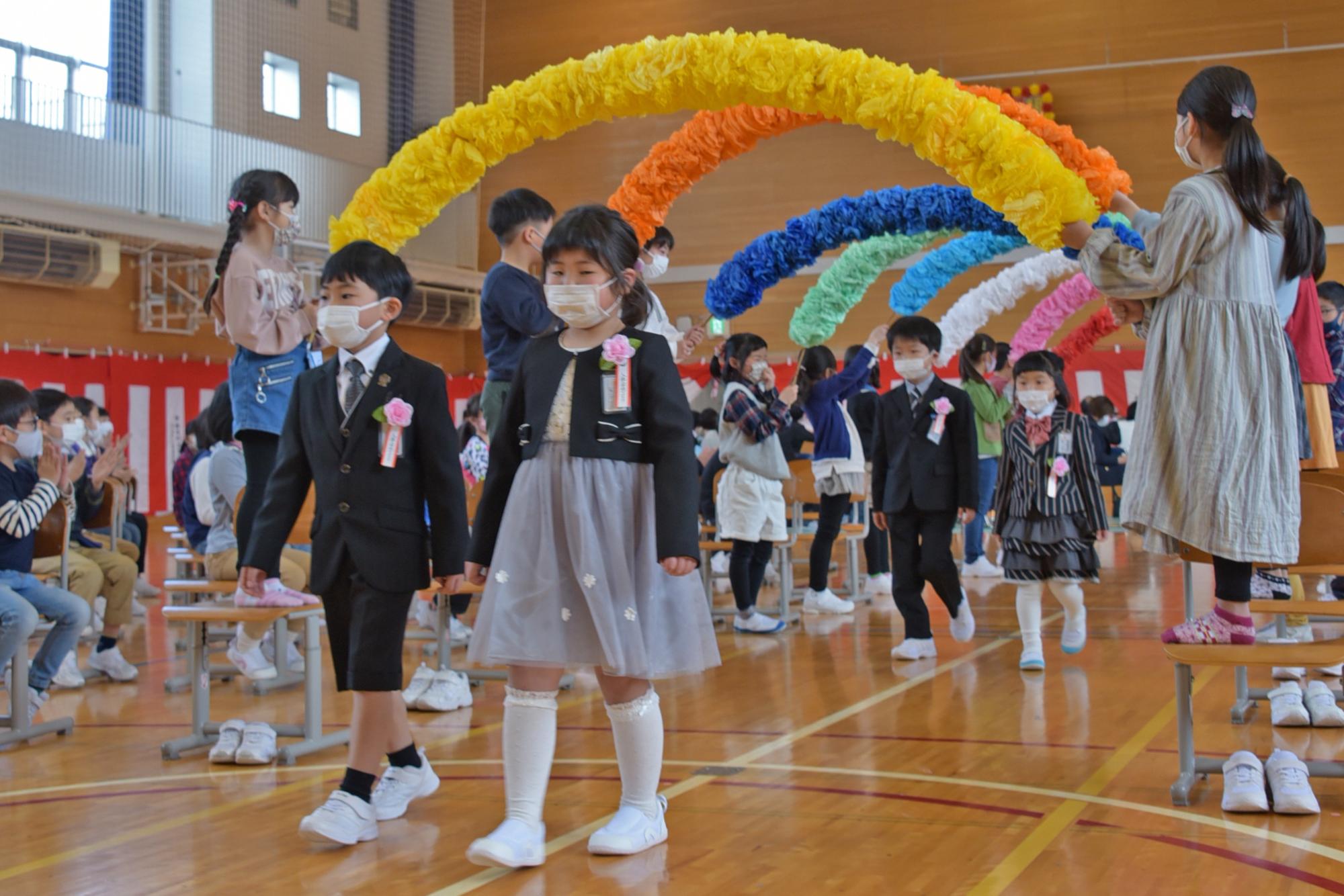 在校生の作るアーチをくぐって入場する新入生