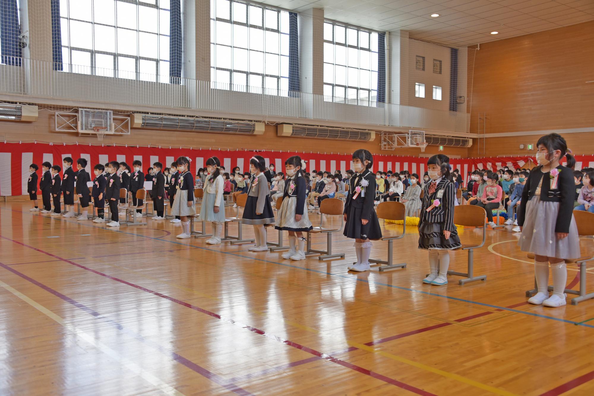 名前を呼ばれ、元気よく返事をする新入生