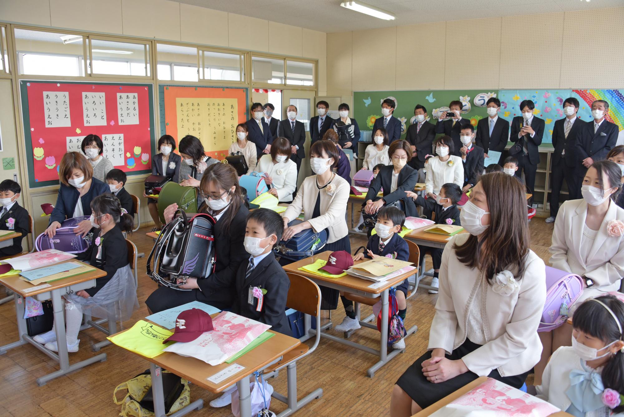 式典から教室に戻った新入生の様子