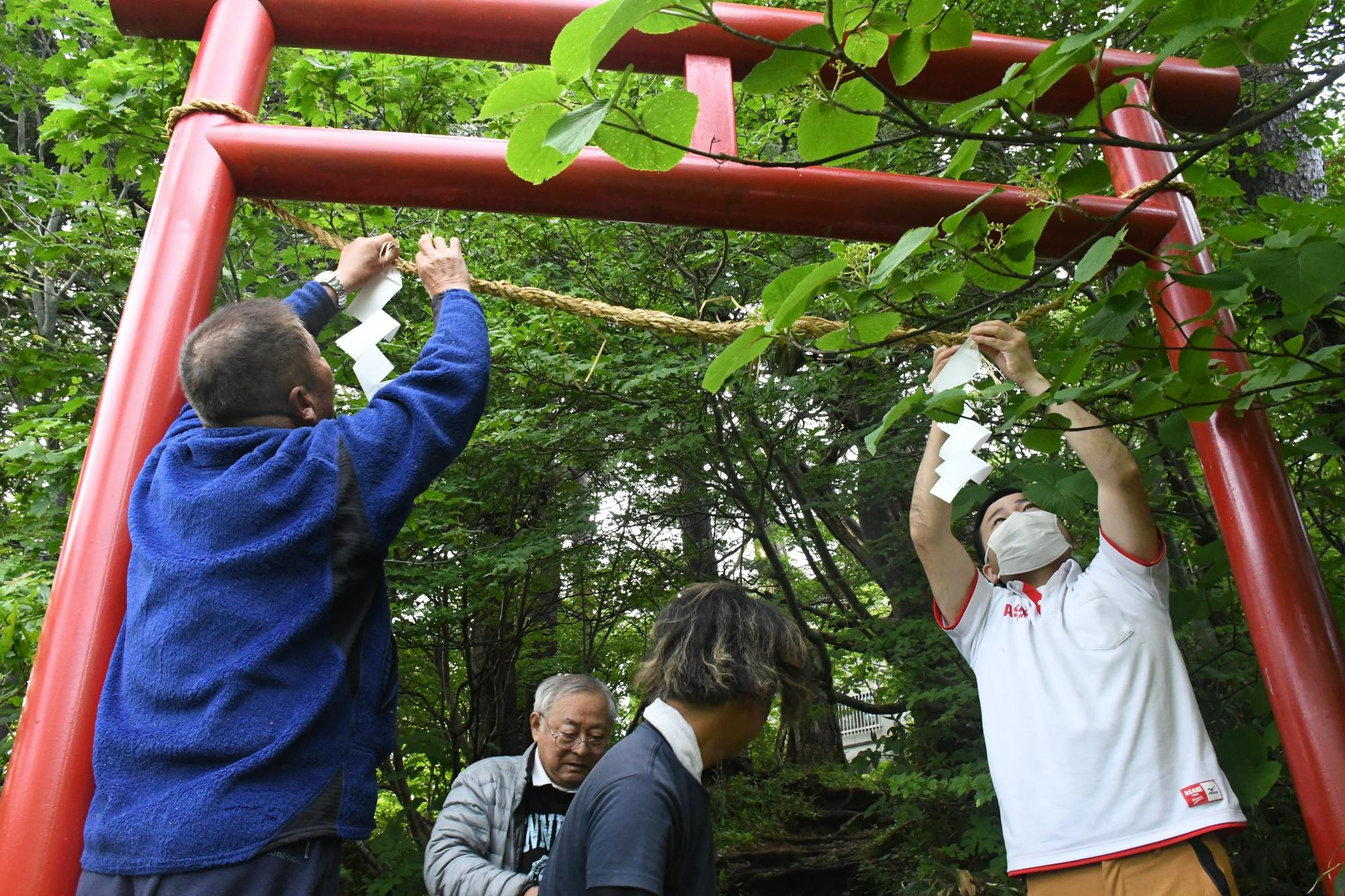 しめ縄をつける山岳会の皆さん