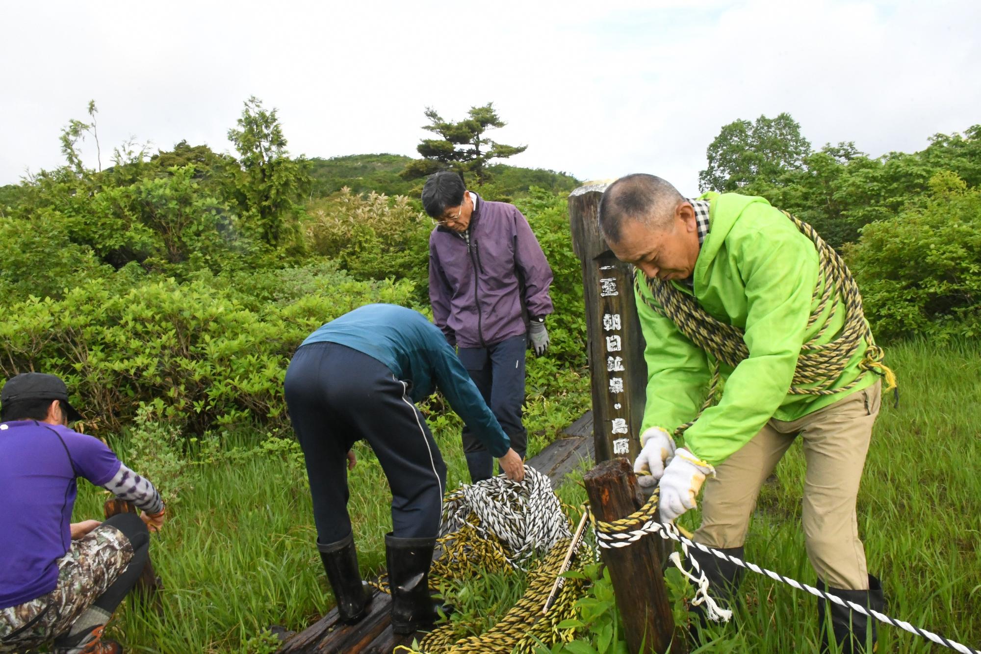 ロープを張る山岳会の皆さん