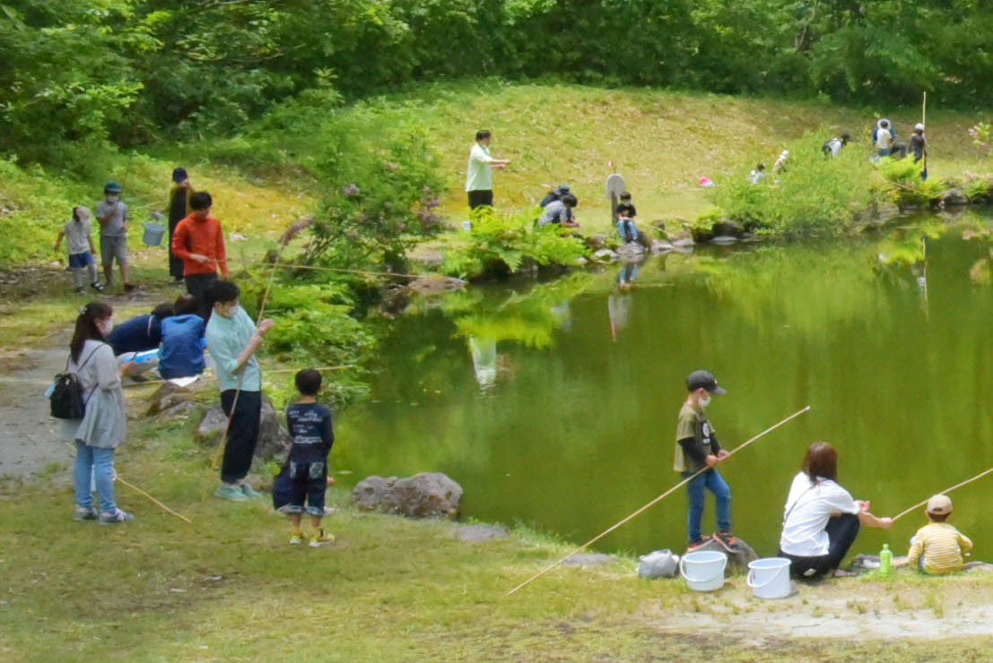 盛況の釣り堀